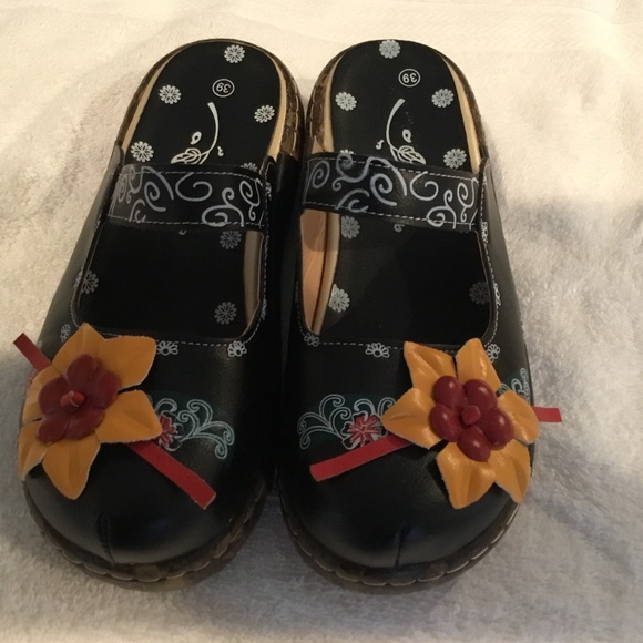 Pretty comfortable slides / shoes - Picture 1 of 3